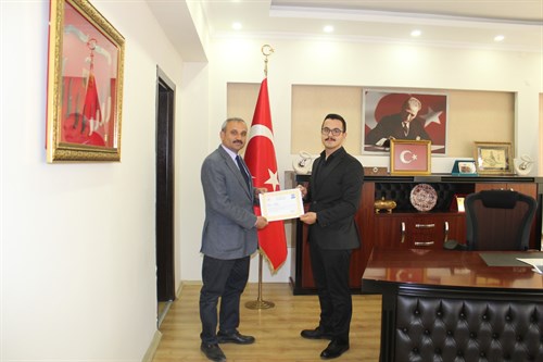 İLÇE HALK KÜTÜPHANESİ MEMURLARINA BAŞARI BELGESİ VERİLDİ