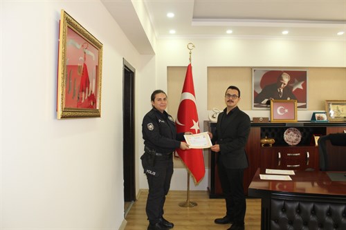 POLİS MEMURU SÜMEYYA SARI'YA BAŞARI BELGESİ VERİLDİ.